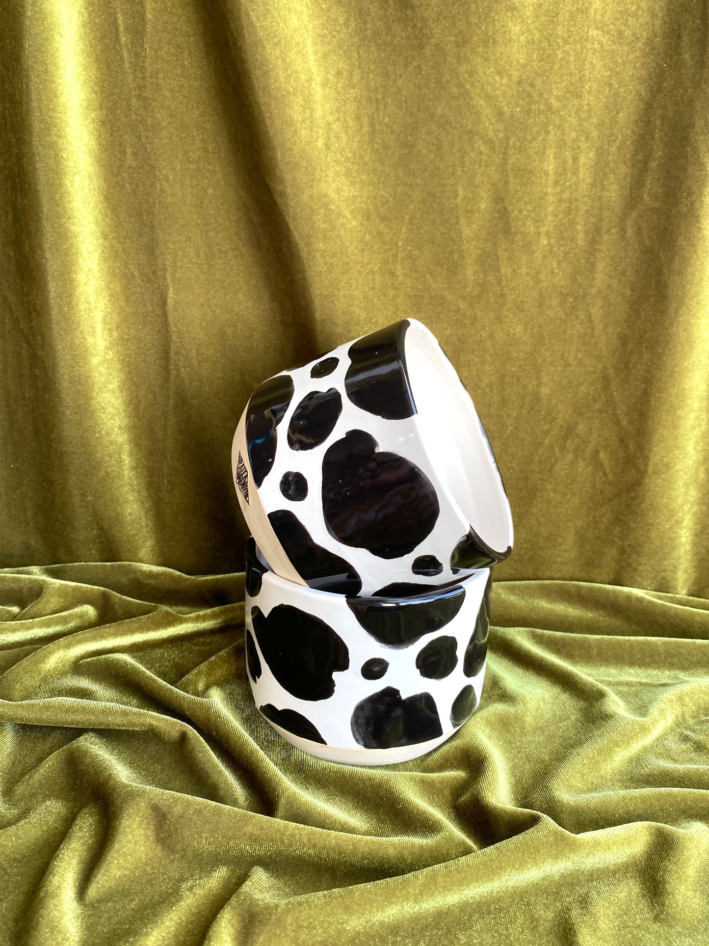 B+W Cow Planter